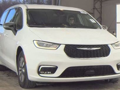 Used 2024 Chrysler Pacifica Select