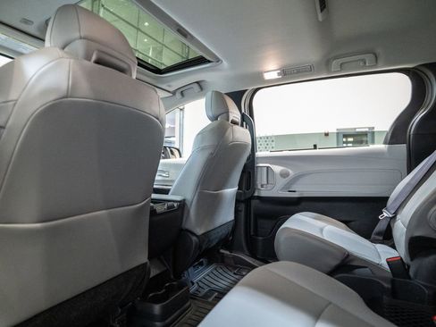 Used 2025 Toyota Sienna XLE image 31