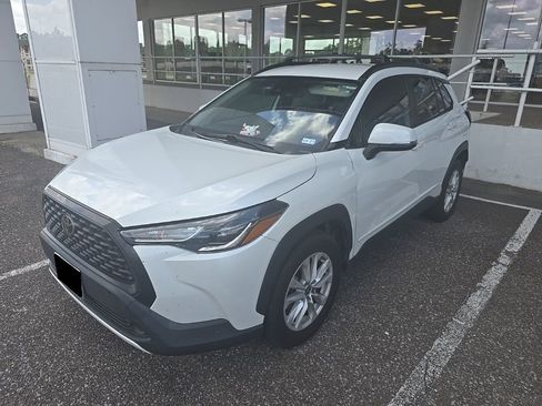 Used 2022 Toyota Corolla Cross LE image 2