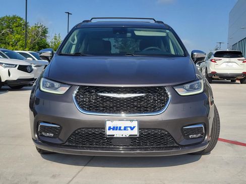 Used 2023 Chrysler Pacifica Limited FWD image 2