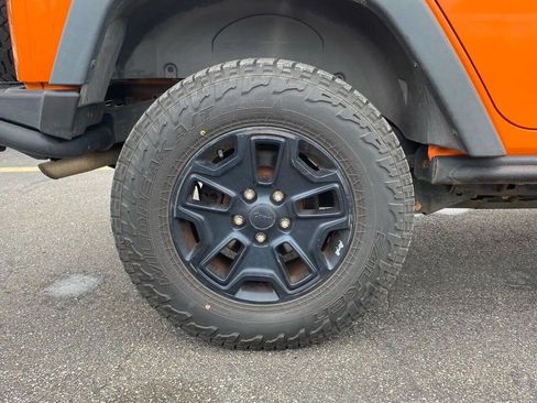 Used 2013 Jeep Wrangler Unlimited Sahara image 38