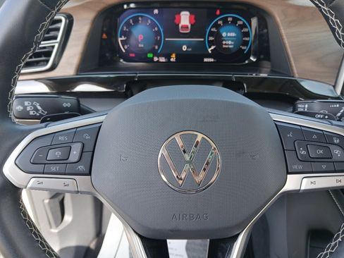 Used 2025 Volkswagen Atlas SE w/ Panoramic Sunroof Package FWD image 14