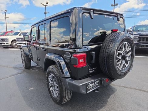 Used 2025 Jeep Wrangler Unlimited Sahara AWD/4WD image 4