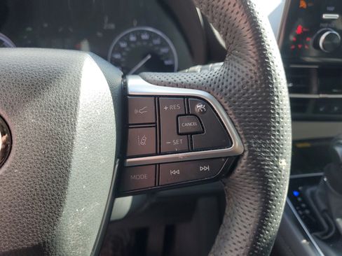 Used 2023 Toyota Sienna Limited image 19