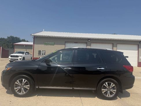 Used 2019 Nissan Pathfinder S AWD/4WD image 2