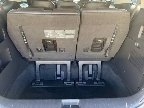 Used 2024 Kia Carnival EX FWD image 25