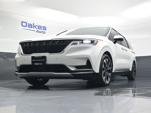 Used 2024 Kia Carnival EX image 42