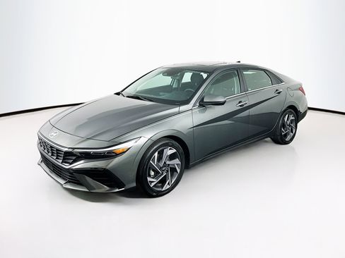 Used 2025 Hyundai Elantra SEL image 3