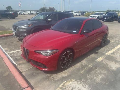Used 2022 Alfa Romeo Giulia Veloce RWD image 1