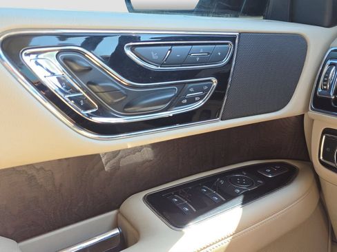 Used 2019 Lincoln Navigator Reserve AWD/4WD image 11