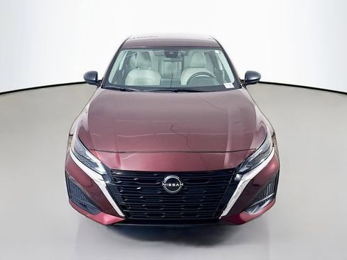 Used 2024 Nissan Altima 2.5 SV image 2