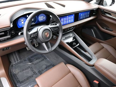 Used 2025 Porsche Macan 4 Electric image 5
