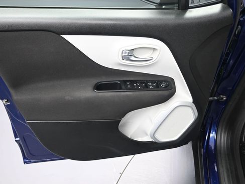 Used 2019 Jeep Renegade Latitude w/ Cold Weather Group FWD image 10