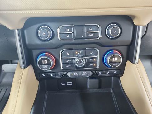 Used 2021 Chevrolet Tahoe Premier w/ Premium Package AWD/4WD image 33