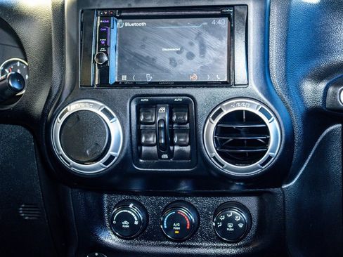 Used 2012 Jeep Wrangler Unlimited Sahara image 13