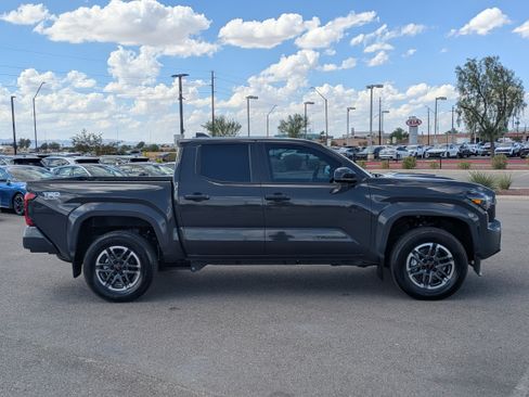 Used 2025 Toyota Tacoma TRD Sport AWD/4WD image 5