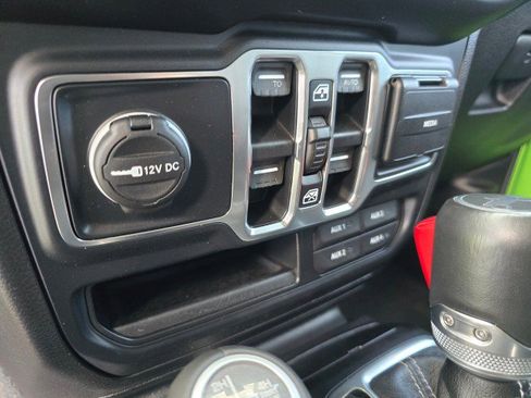 Used 2018 Jeep Wrangler Unlimited Sahara image 33