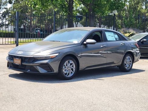 New 2026 Hyundai Elantra Hybrid FWD image 2