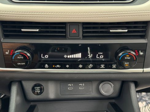 Used 2024 Nissan Rogue SV w/ SV Premium Package image 25