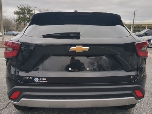 Used 2025 Chevrolet Trax LT w/ LT Convenience Package image 6