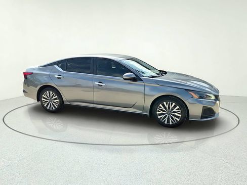 Used 2023 Nissan Altima 2.5 SV FWD image 8