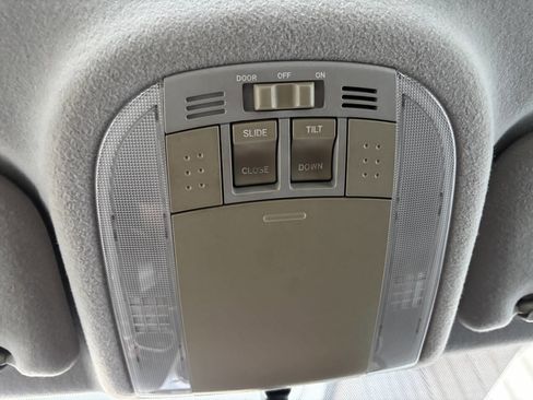 Used 2009 Pontiac Vibe AWD w/ Sun And Sound Package image 22