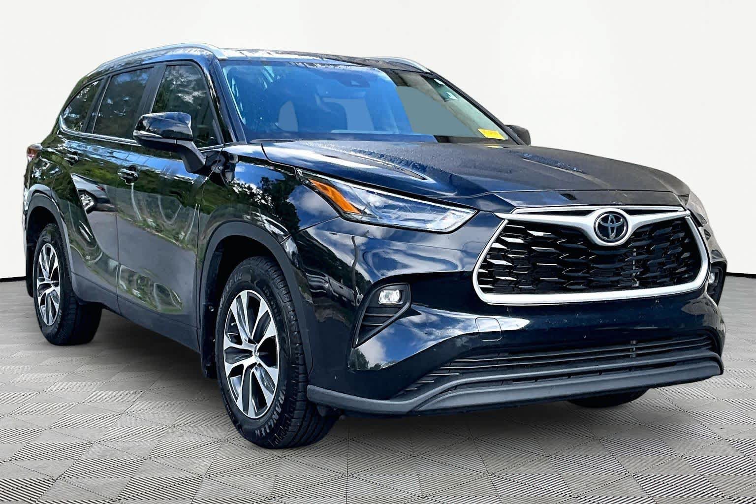 Used 2023 Toyota Highlander XLE FWD image 3