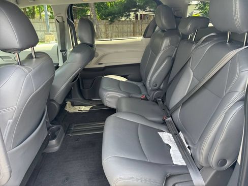 Used 2021 Toyota Sienna LE FWD image 18
