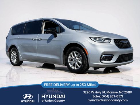 Used 2024 Chrysler Pacifica Touring-L FWD image 1