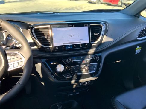 Used 2025 Chrysler Pacifica Select image 6