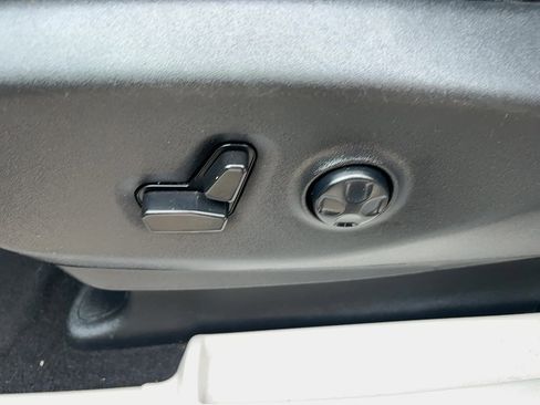 Used 2023 Chrysler Voyager LX image 23