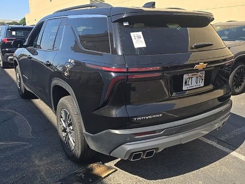 Used 2024 Chevrolet Traverse LT FWD image 3