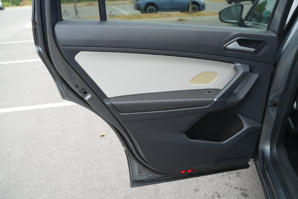 Used 2018 Volkswagen Tiguan SE w/ Panoramic Sunroof Package AWD/4WD image 16