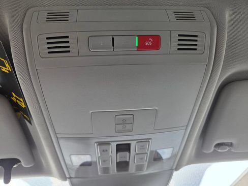 New 2026 Volkswagen Taos SE FWD image 18