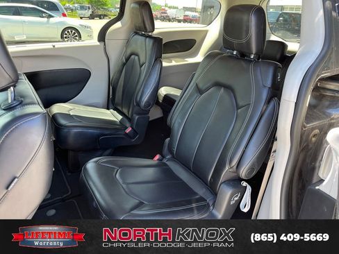 Used 2023 Chrysler Pacifica Touring-L FWD image 8
