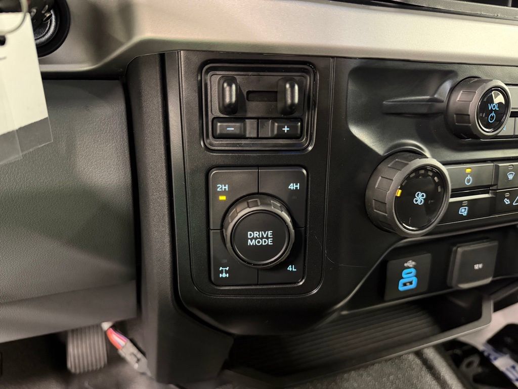 New 2026 Ford F250 XL w/ XL Chrome Package AWD/4WD image 14