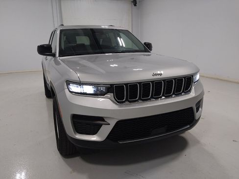 Used 2023 Jeep Grand Cherokee Laredo AWD/4WD image 14
