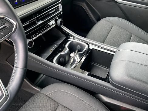 Used 2025 Chevrolet Traverse LT w/ Driver Confidence Package image 16