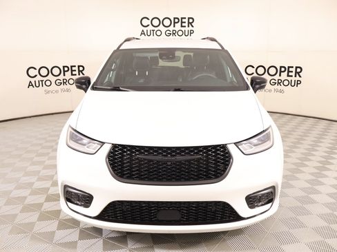Used 2024 Chrysler Pacifica Touring-L w/ Uconnect Theater Family Group FWD image 10