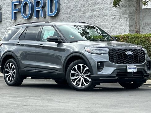 Used 2025 Ford Explorer ST-Line image 2