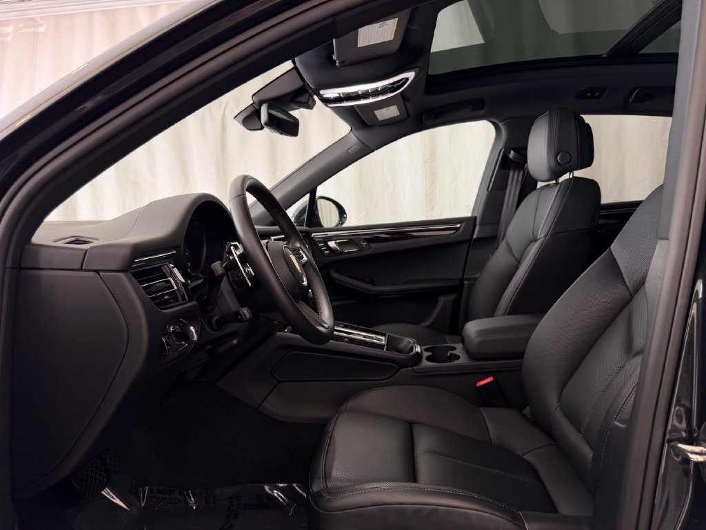 Certified 2026 Porsche Macan AWD/4WD image 5