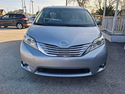 Used 2011 Toyota Sienna LE w/ Towing Pkg FWD image 3