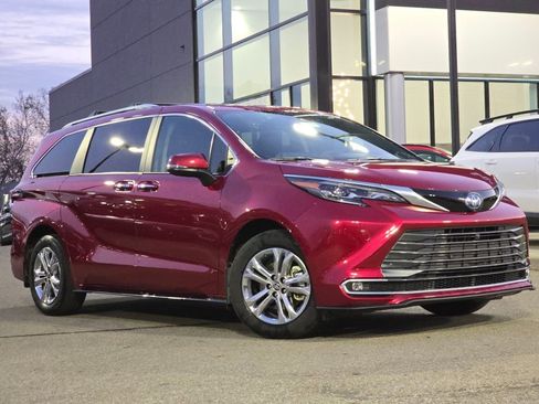 Used 2024 Toyota Sienna Platinum image 2