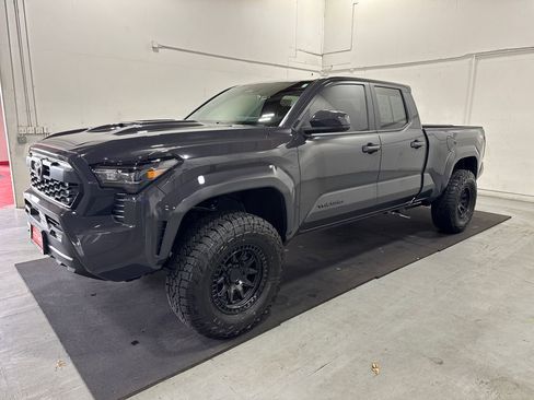 Used 2025 Toyota Tacoma TRD Sport image 3