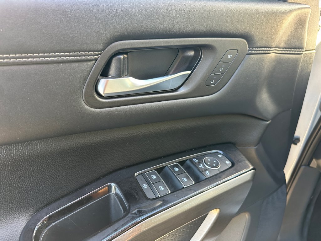 Used 2022 Nissan Pathfinder Platinum w/ Cargo Package FWD image 10