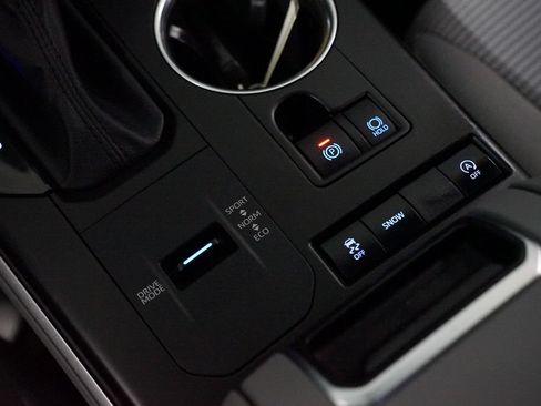 Used 2022 Toyota Highlander LE FWD image 22