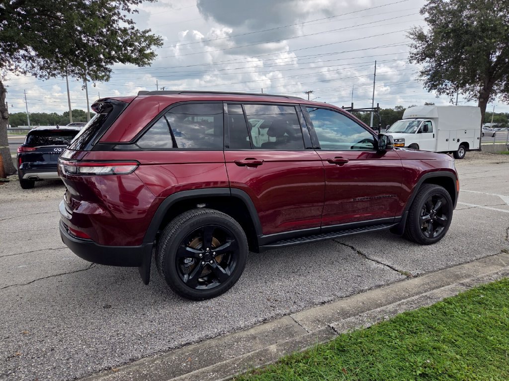 Used 2024 Jeep Grand Cherokee Altitude RWD image 11