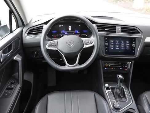Used 2023 Volkswagen Tiguan SE w/ Panoramic Sunroof Package image 18