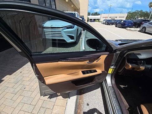 Used 2016 Lexus ES 350 w/ Luxury Package w/Wood Trim FWD image 16