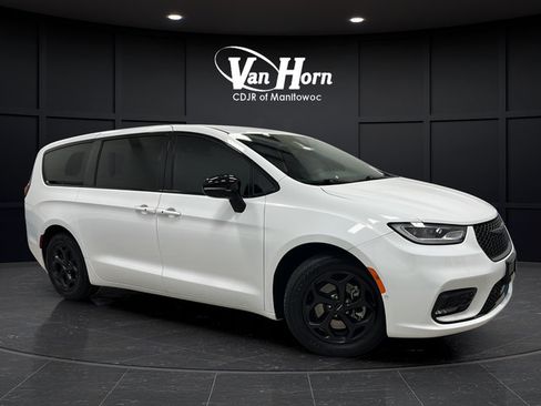 Used 2024 Chrysler Pacifica Limited FWD image 1